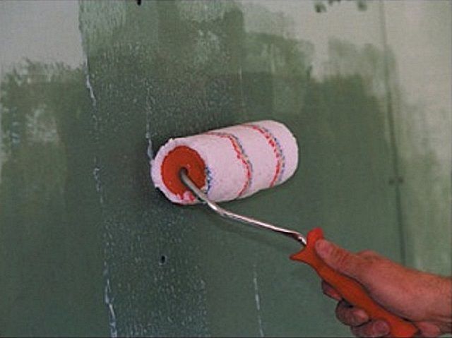 Нанесение грунтовки на поверхности стен