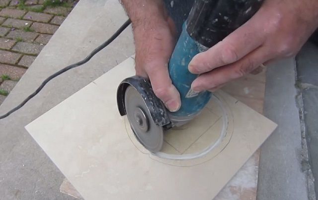 Фигурная резка керамической плитки – весьма непростое занятие