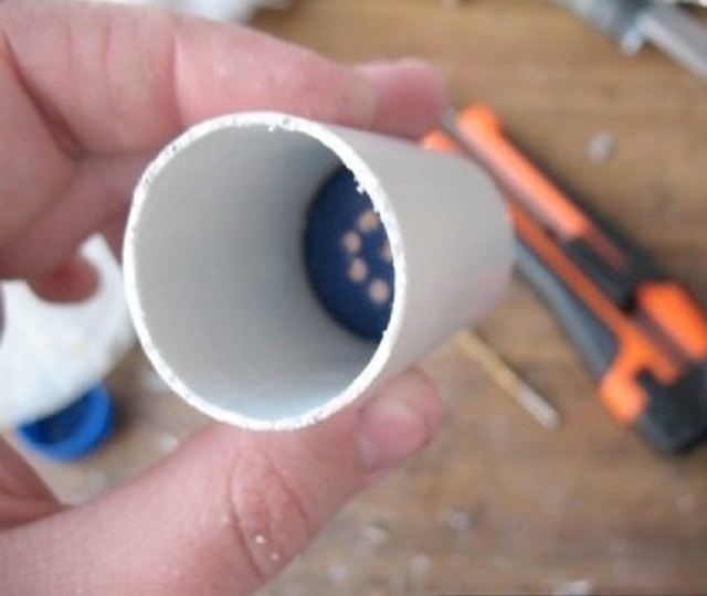 Перфорированная пластиковая перегородка в трубе.