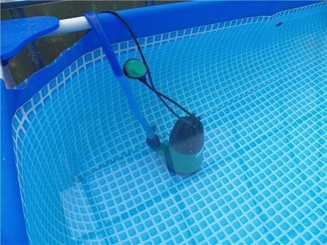 Погружной насос в наполненном водой бассейне.