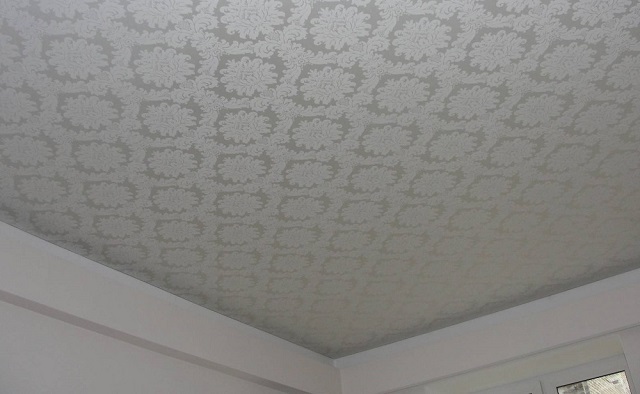 Тканевый вариант натяжного потолка с узорным оформлением