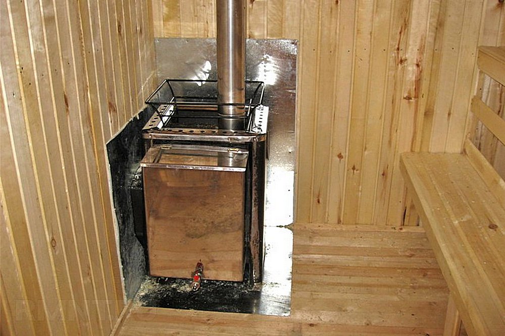 Никто не запрещает устанавливать печь на деревянный пол, если предусмотрена противопожарная защита. Но сам пол должен быть в состоянии выдерживать эту весьма немалую нагрузку.