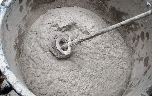 Приготовление цементно-песчаного раствора с помощью перфоратора и специальной насадки