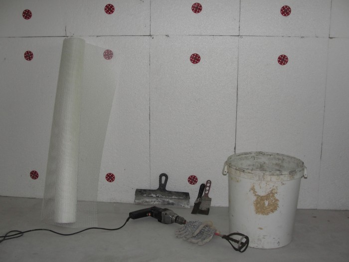 Стена после установки пенопласта с помощью крепежных элементов