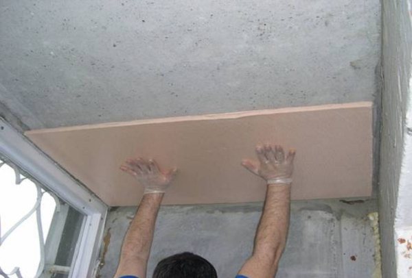 Приклеивание пенопласта на потолок балкона