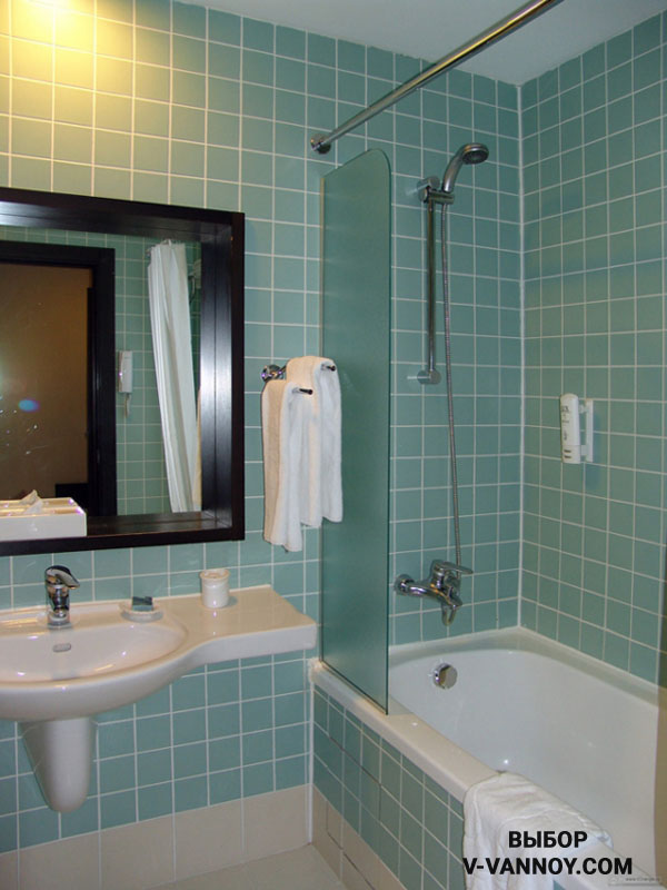 При наполнении маленькой ванной лучше использовать предметы обтекаемой формы. Таким образом, эксплуатация помещения будет по максимуму удобной. 