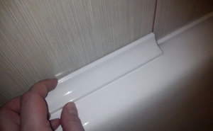 Плинтуса ПВХ и керамические для устранения зазора между ванной и стеной