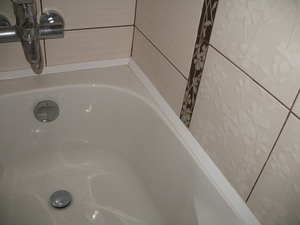 Способы заделки швов между ванной и стеной
