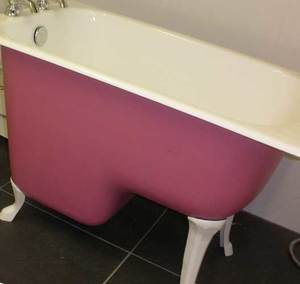 Сидячая ванна на ножках может быть установлена в любом помещении
