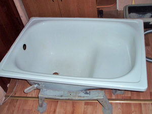 Маленькая чугунная ванна - традиционное дополнение многих коммуналок