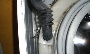 Нужно заменить шланг в стиральной машинке из-за течи