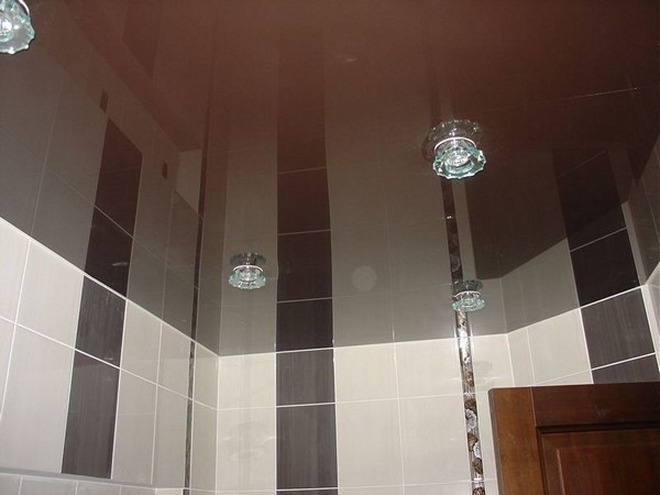 натяжной зеркальный потолок в ванной фото