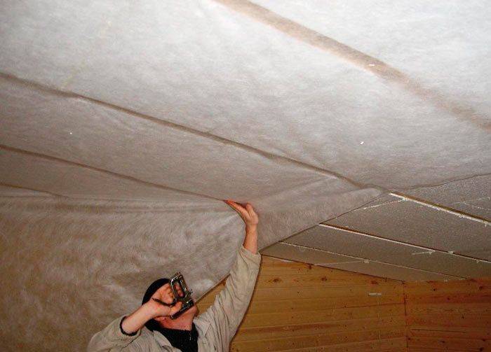 утепление потолка в деревянном доме