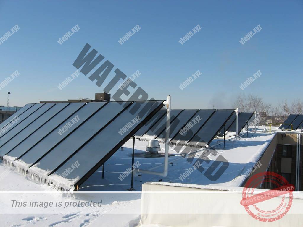 Плоский солнечный коллектор зимой на крыше