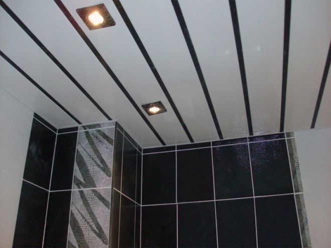 реечный потолок в туалете
