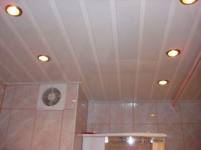 потолок из панелей в туалете