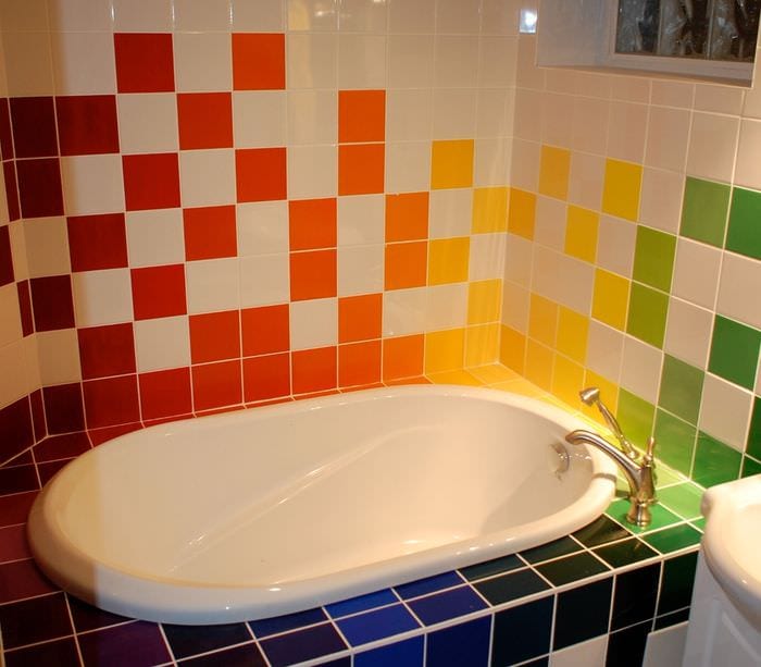 пример светлого интерьера ванной комнаты в хрущевке