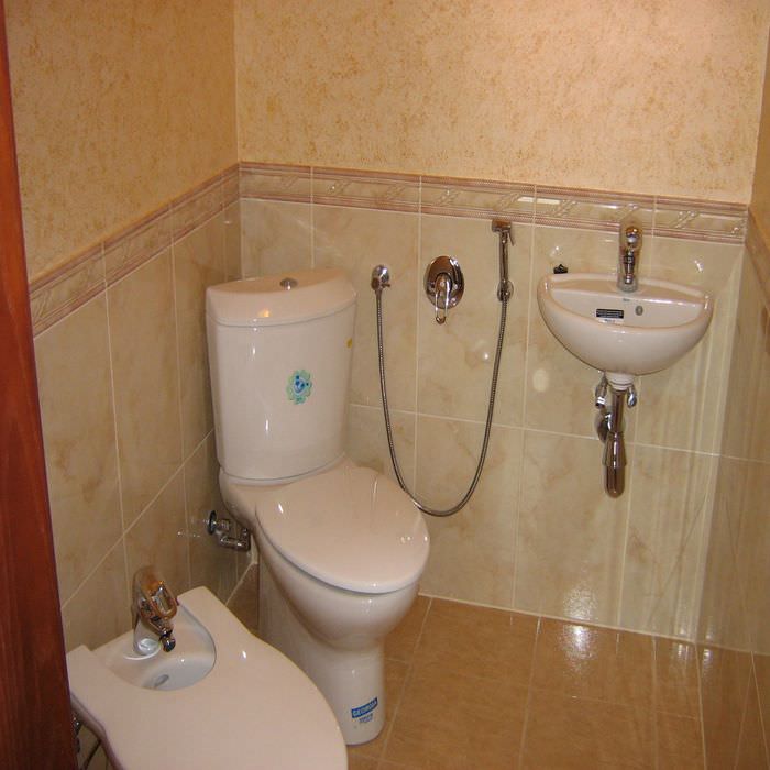 пример яркого стиля ванной комнаты в бежевом цвете