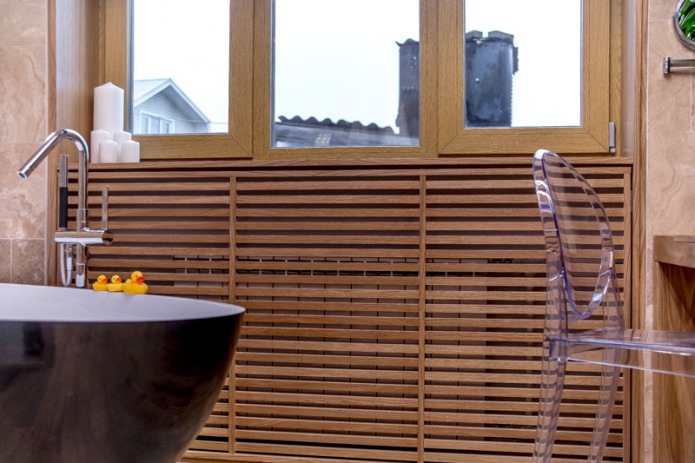 Деревянный экран радиатора отопления в ванной частного дома
