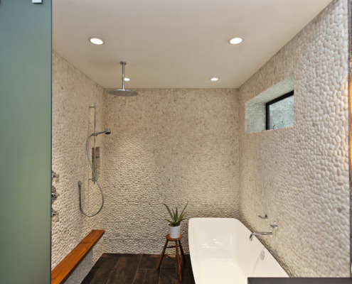 Галька на стене в ванной, покрытая белой краской