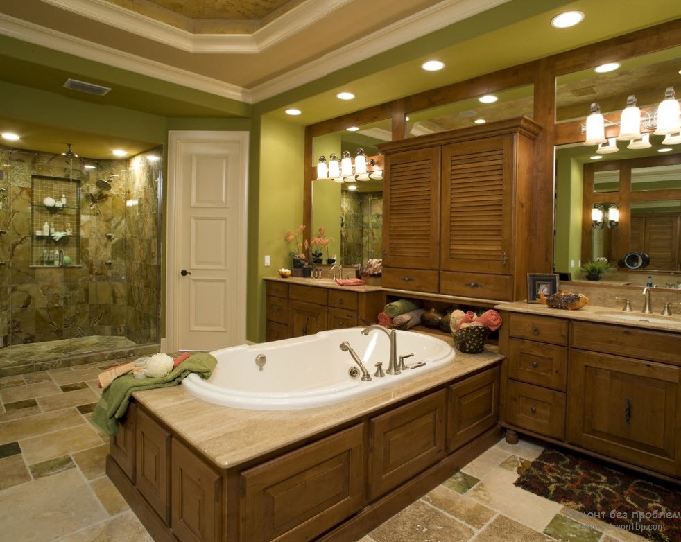 Оливковый оттенок с коричневым деревом = отличное сочетание для ванной комнаты