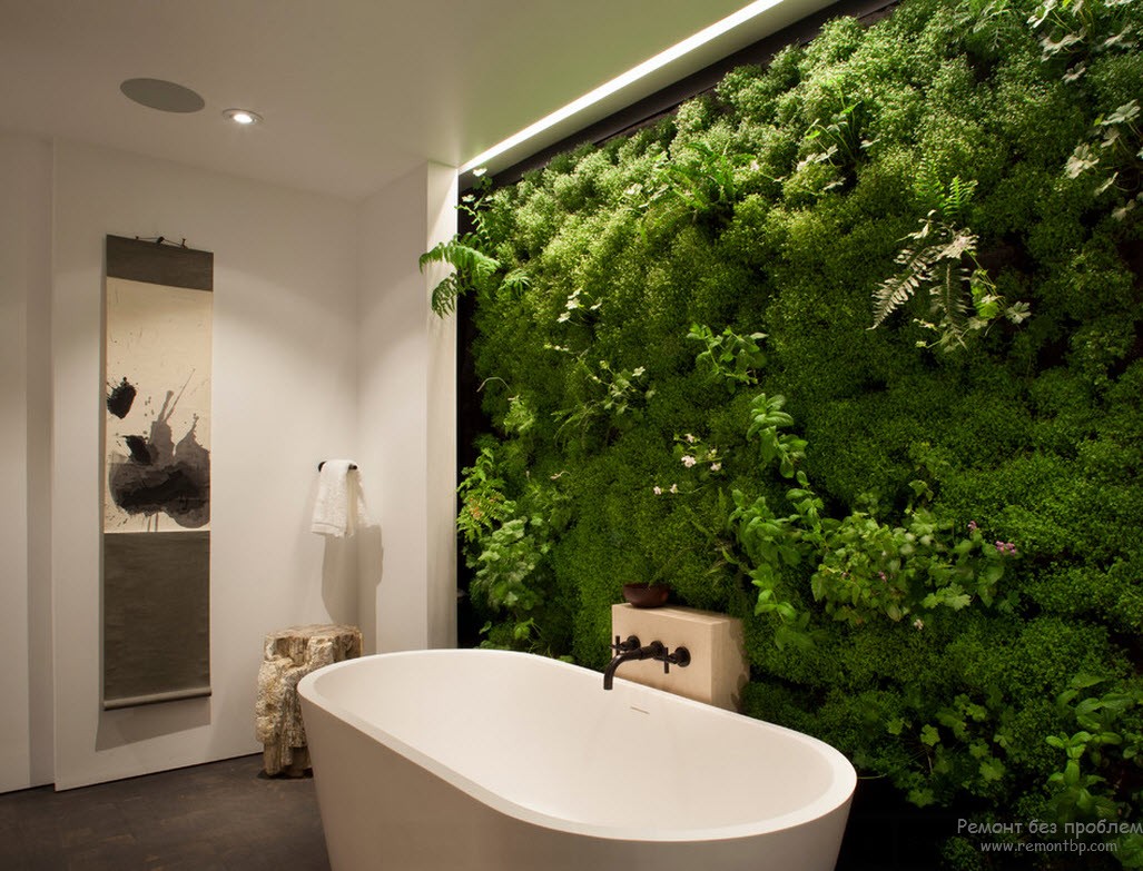 Роскошное и оригинальное оформление целой стены ванной комнаты живыми цветами