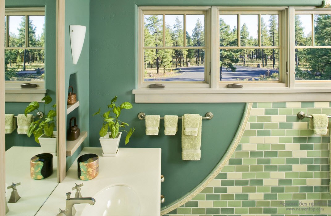 Окно в белой раме в бело-зеленом интерьере ванной комнаты