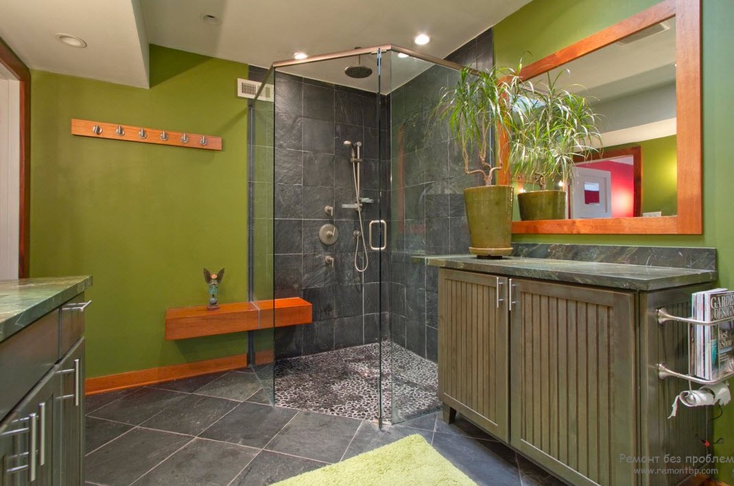 Напольная плитка в интерьере зеленой ванной комнаты