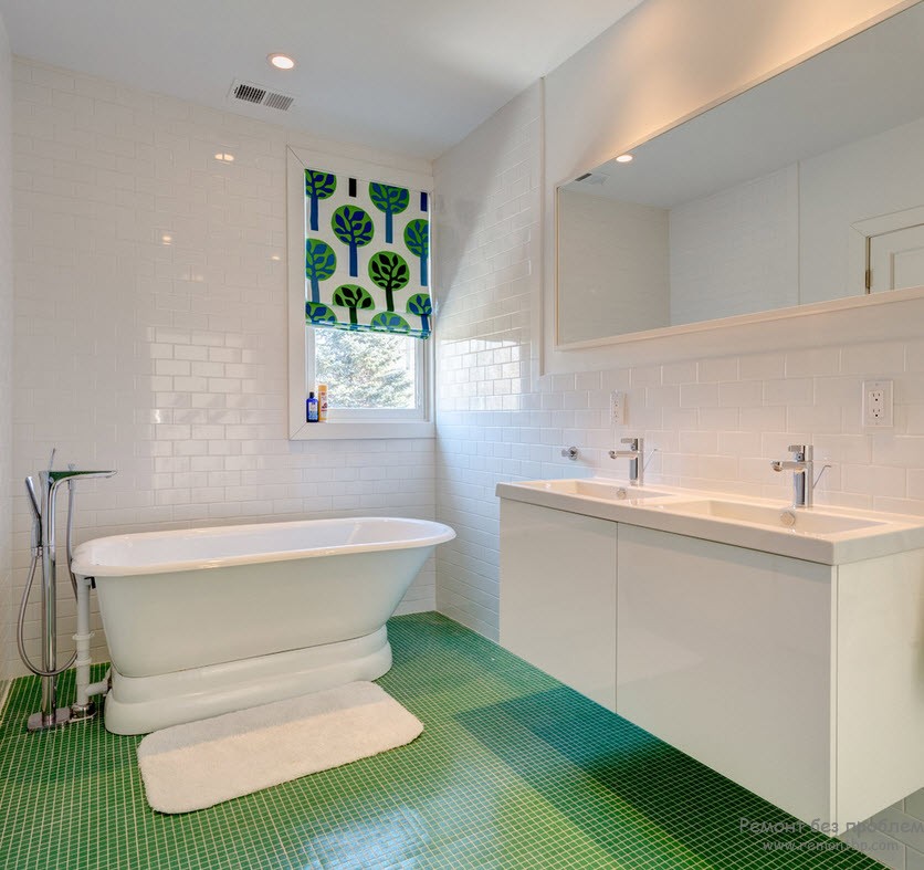 Красивый бело=зеленый интерьер небольшой ванной комнаты