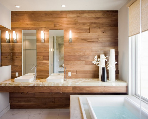 Деревянная панель над раковинами в ванной