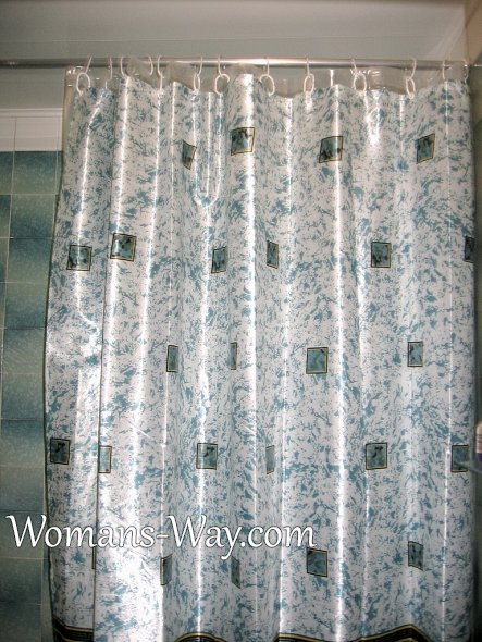 Занавеска из полиэтилена задекорированная шторкой под цвет плитки в ванной