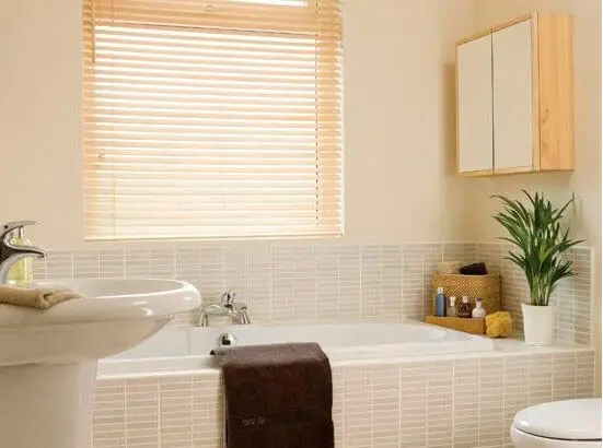 Жалюзи на окно в ванной комнате дают возможность регулировать солнечный свет в помещении